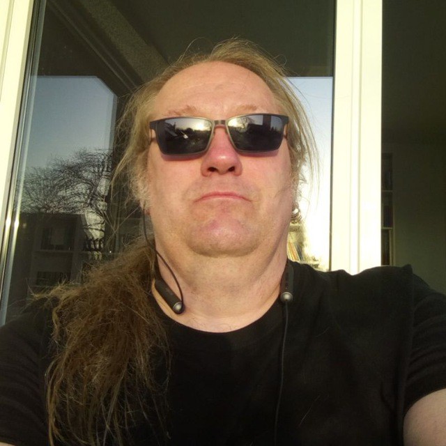 Meine Person mit Sonnenbrille und unrasiert